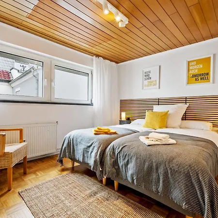 Grosszuegige Wohnung, 1 Min Zum Hafen Apartment